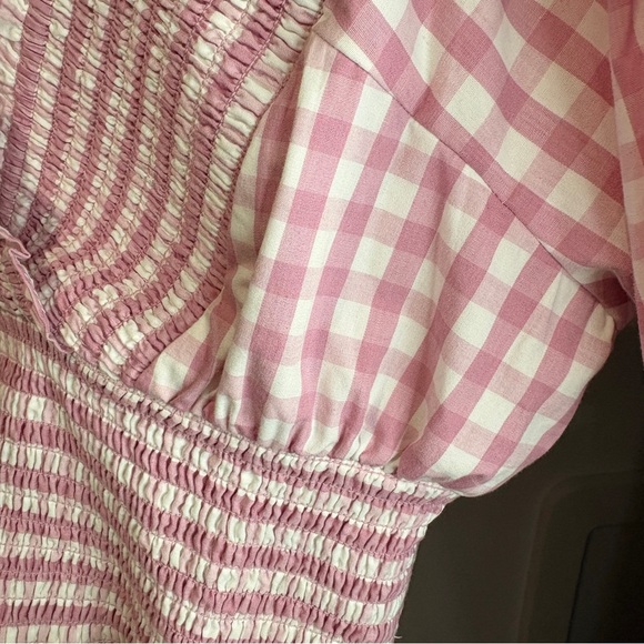 A&F PINK GINGHAM CROP TOP
M - Picture 7 of 11